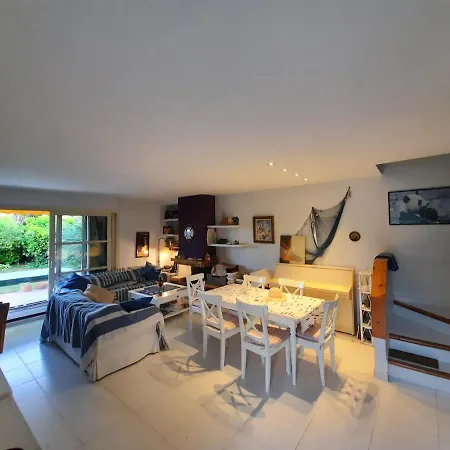 アパート Cosy House With Garden Infront Of The Sea *