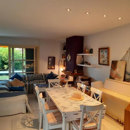 Cosy House With Garden Infront Of The Sea